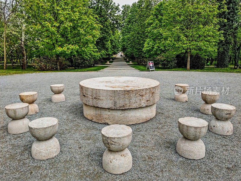 宁静的桌子(Masa Tacerii)和椅子的小巷(Aleea Scaunelor)雕塑Constantin Brancusi